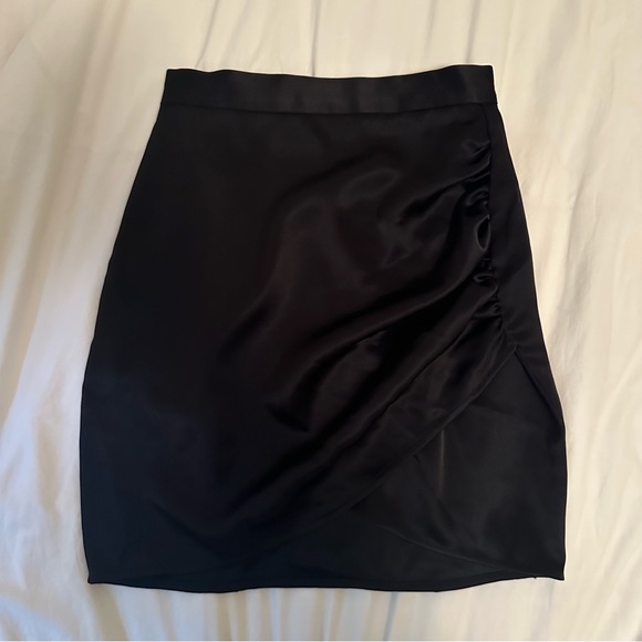 Ten by Babaton Glisten Satin Skirt Black (00) - Picture 5 of 8